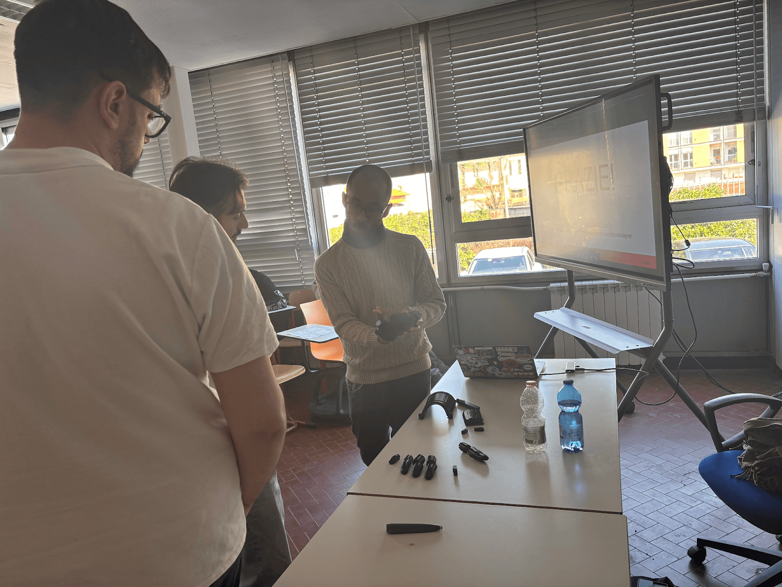 Schrödinger Hat members show 3D prothesis to highschool students